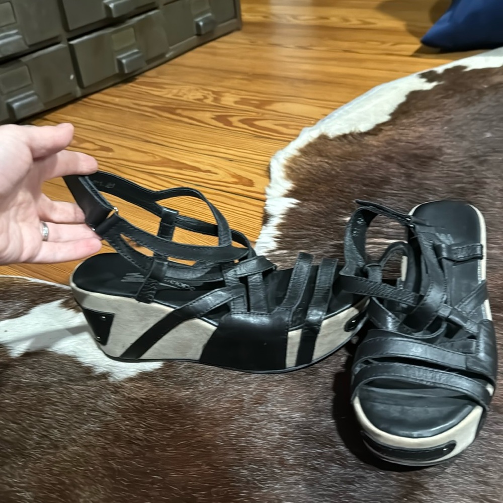 Antelope sandals